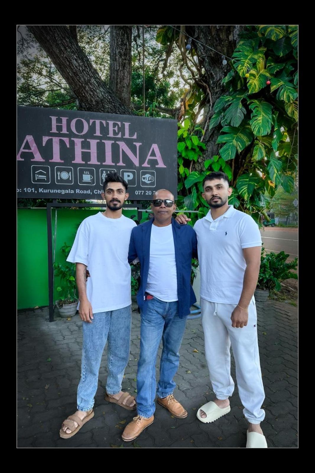 Hotel Athina & Restaurant Чілав Екстер'єр фото