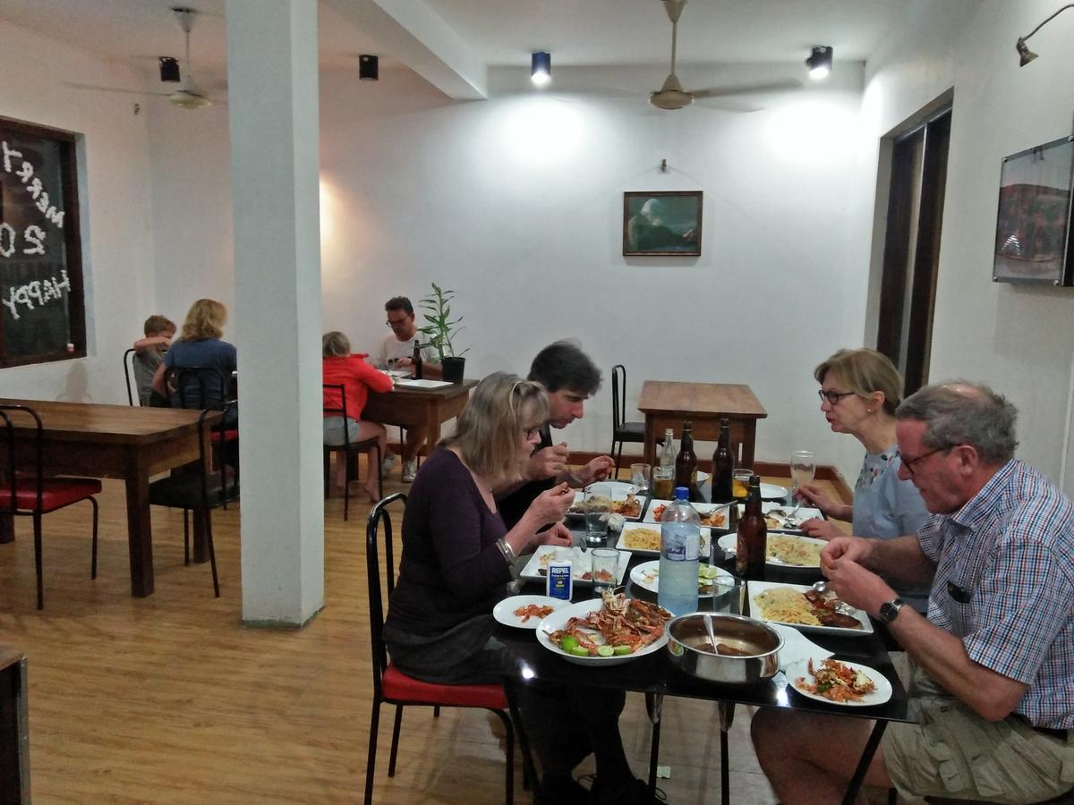 Hotel Athina & Restaurant Чілав Екстер'єр фото